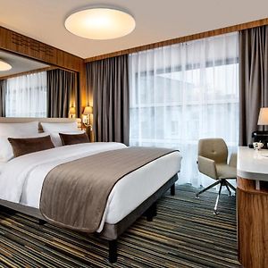 Gemütliches Zimmer mit Kingsize-Bett